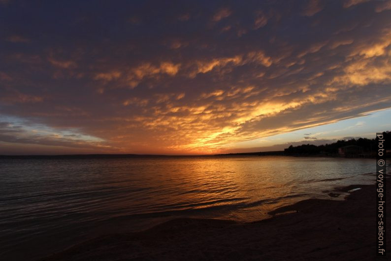 Nuage doré par le coucher de soleil à Pag. Photo © André M. Winter