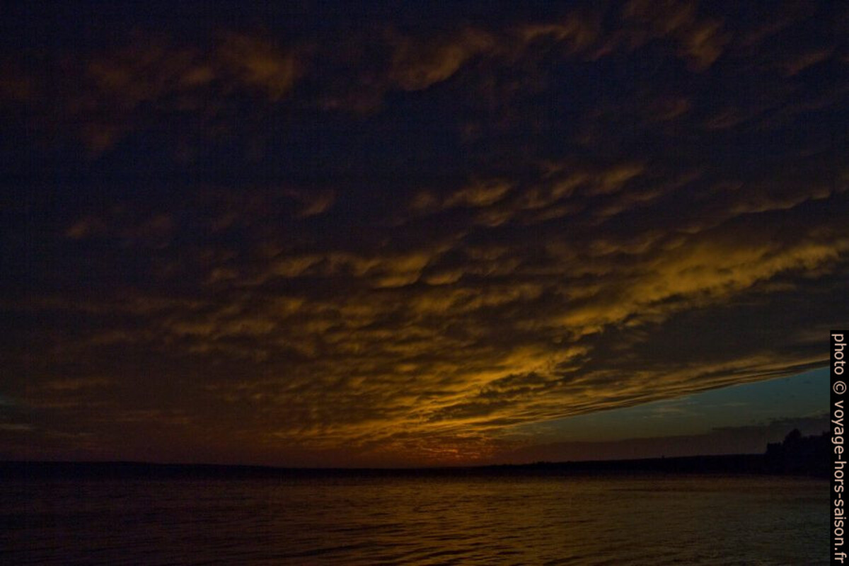 Fin du coucher du soleil à Pag au printemps. Photo © André M. Winter