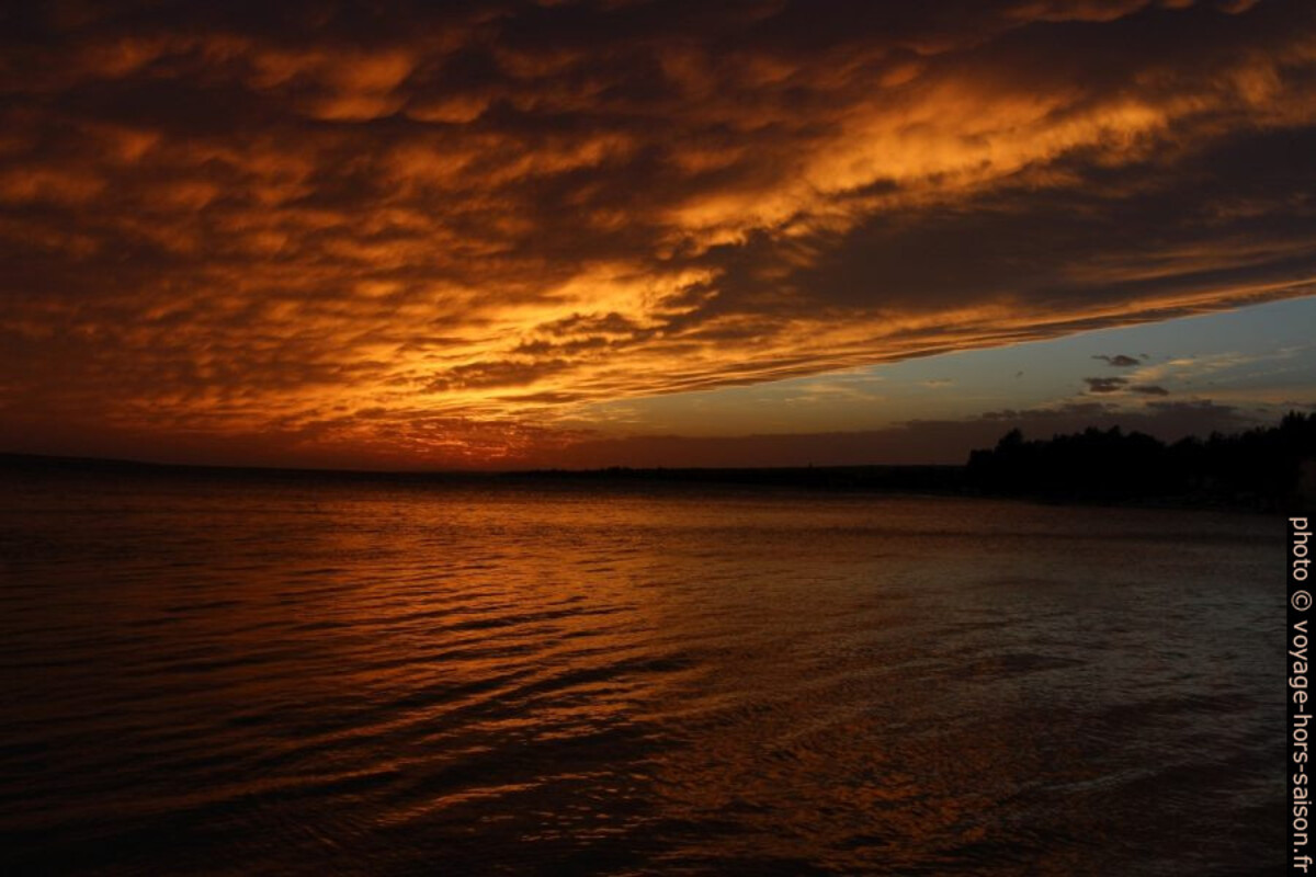 Nuage doré par le coucher de soleil à Šimuni. Photo © André M. Winter