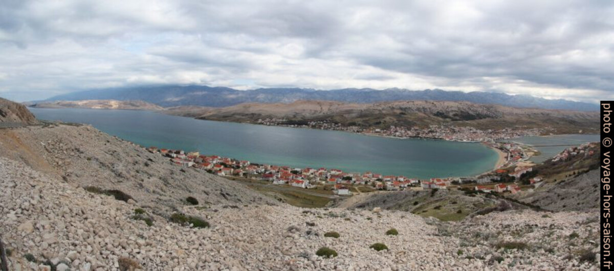 Golfe Paški Zaljev et la ville de Pag. Photo © André M. Winter