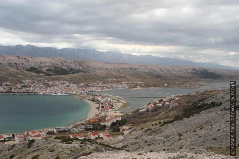 Golfe de Pag et les salines. Photo © Alex Medwedeff