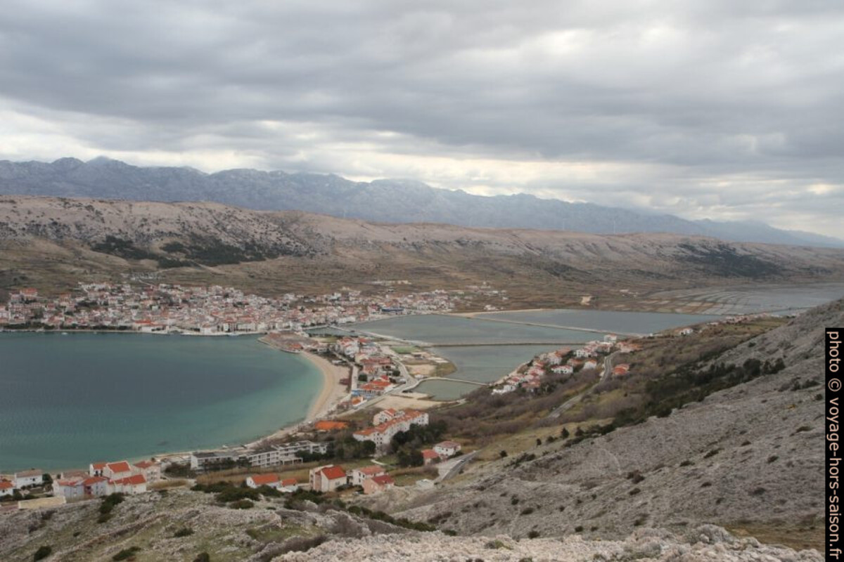 Golfe de Pag et les salines. Photo © Alex Medwedeff