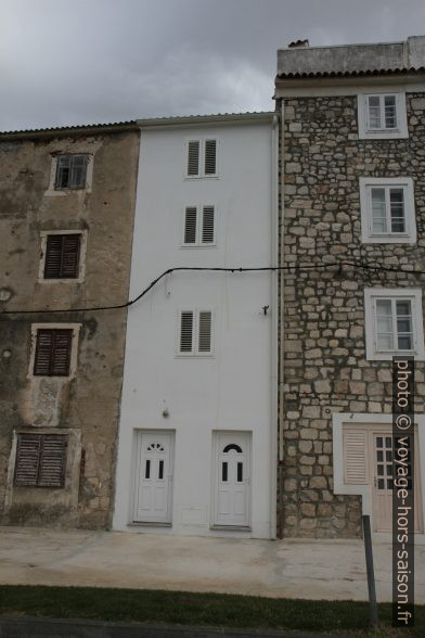 Maisons étroites dans la rue Ulica Ruića. Photo © Alex Medwedeff