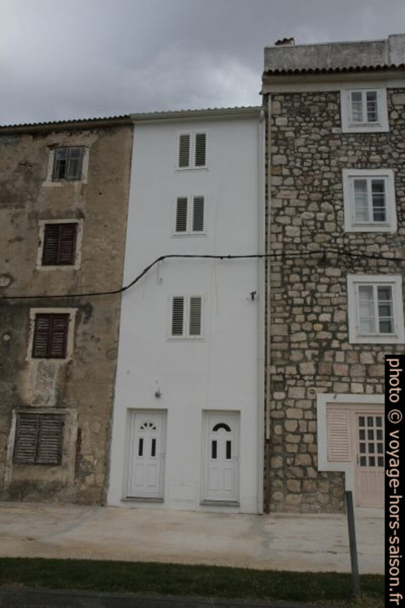 Maisons étroites dans la rue Ulica Ruića. Photo © Alex Medwedeff