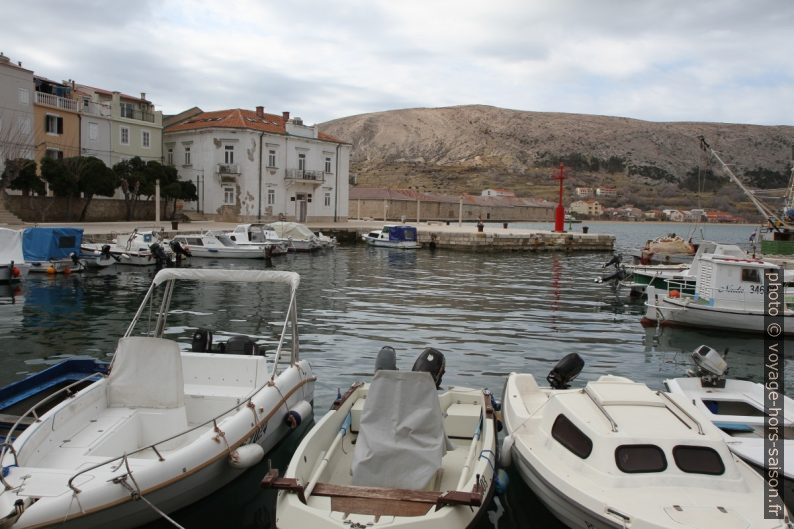 Le petit port de Grad Pag. Photo © Alex Medwedeff