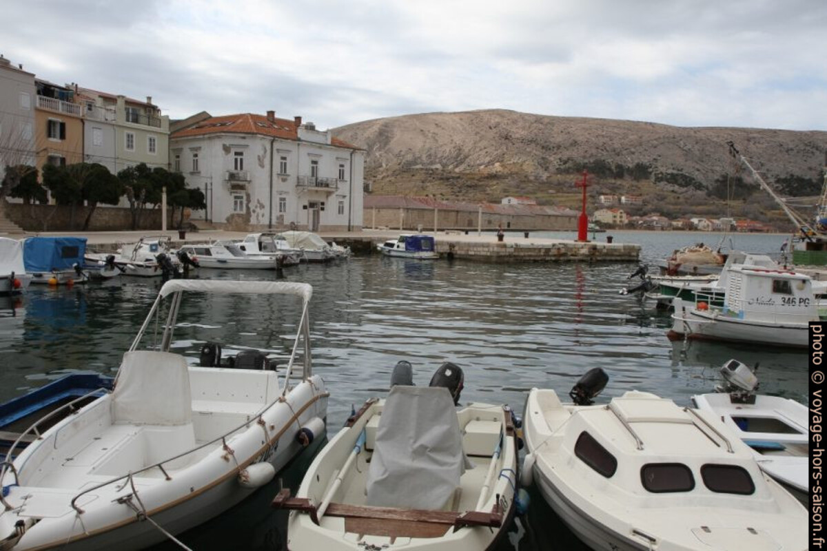 Le petit port de Grad Pag. Photo © Alex Medwedeff