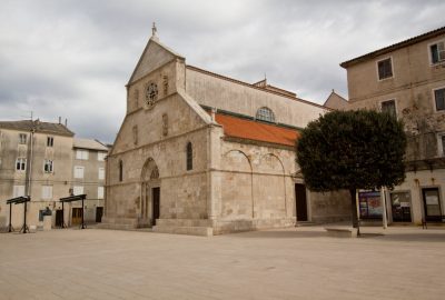 Église Zborna Crkva Marijinog Uznešenja dans le centre de la ville de Pag. Photo © André M. Winter