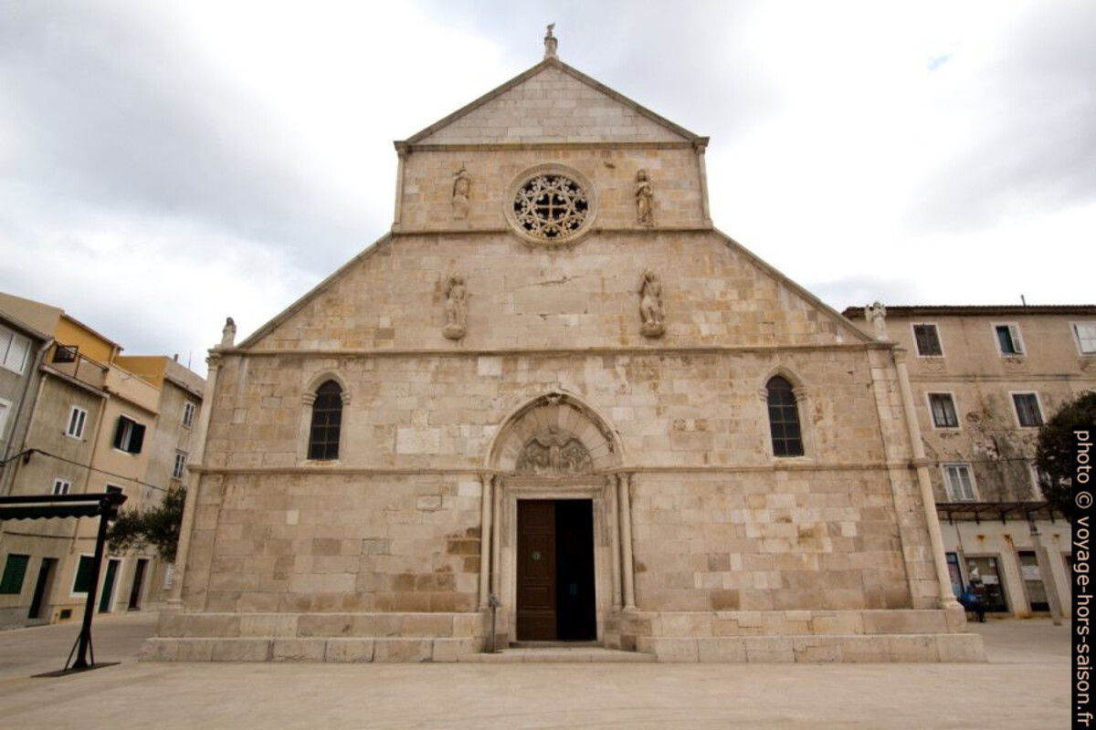 Façade principale de l'église Kirche Zborna Crkva Marijinog Uznešenja. Photo © André M. Winter