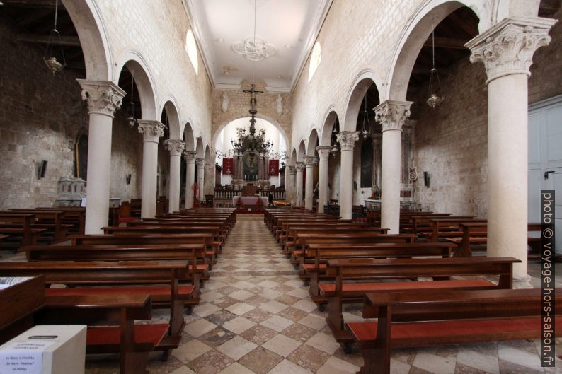 Colonnes de l'église de la ville de Pag. Photo © André M. Winter