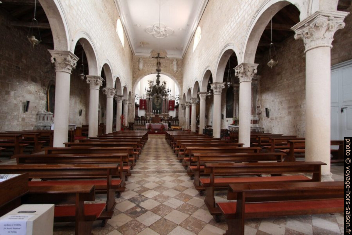 Colonnes de l'église de la ville de Pag. Photo © André M. Winter