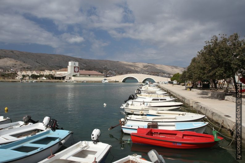 Pont reconstruit de la ville de Pag. Photo © Alex Medwedeff