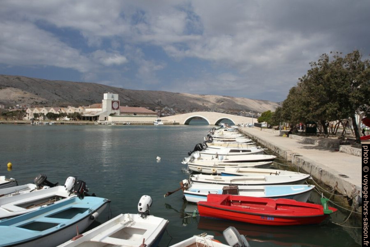 Pont reconstruit de la ville de Pag. Photo © Alex Medwedeff
