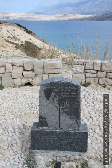 Stèle marquant le 15e méridien sur l'Île de Pag. Photo © Alex Medwedeff