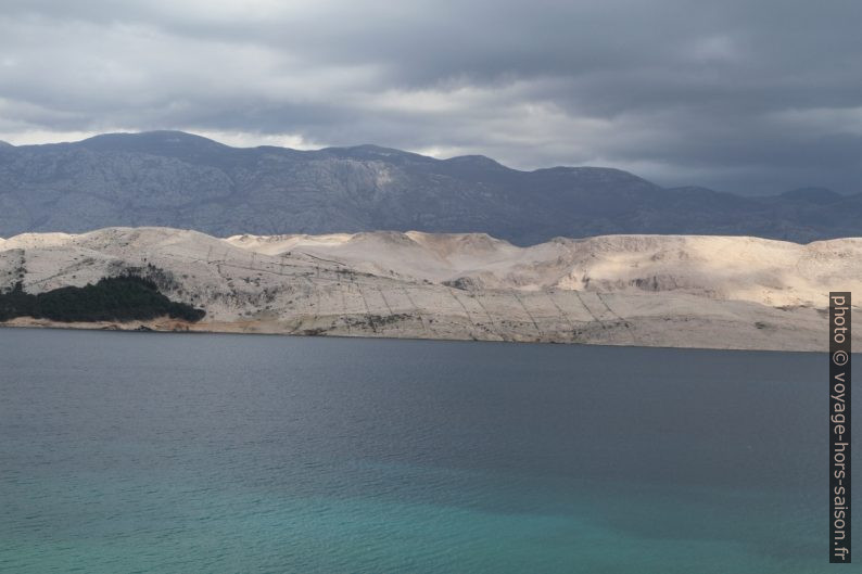 Presqu'île Zaglava et les parcelles délimités avec des murs en pierre sèche. Photo © Alex Medwedeff