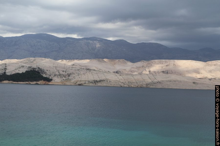 Presqu'île Zaglava et les parcelles délimités avec des murs en pierre sèche. Photo © Alex Medwedeff
