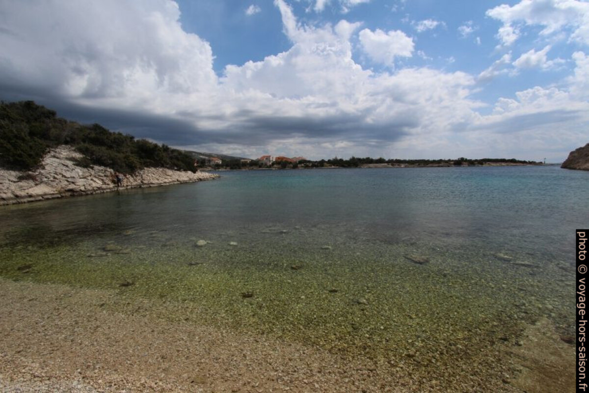 Une plage du Golfe de Šimuni. Photo © André M. Winter