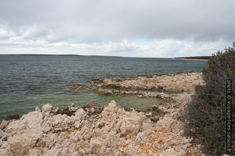 La côte ouest de Pag entre Šimuni et Mandre. Photo © Alex Medwedeff