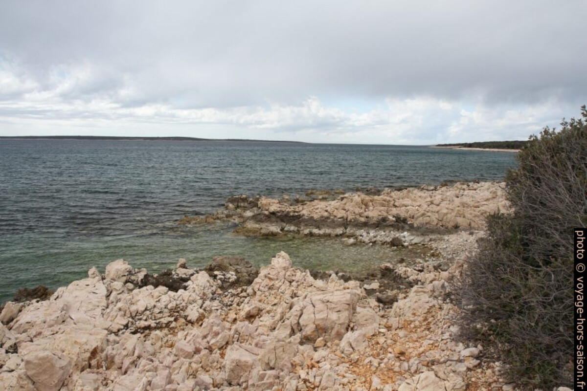La côte ouest de Pag entre Šimuni et Mandre. Photo © Alex Medwedeff