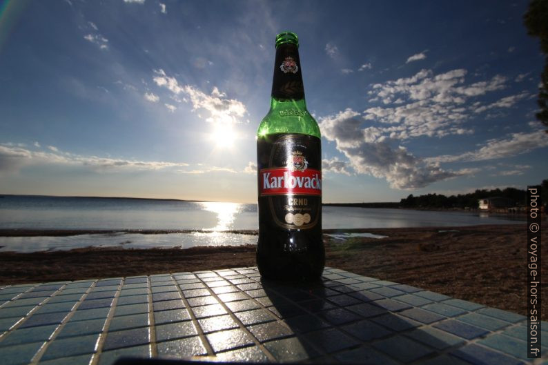 Bouteille de Bière Karlovačko Crno. Photo © André M. Winter