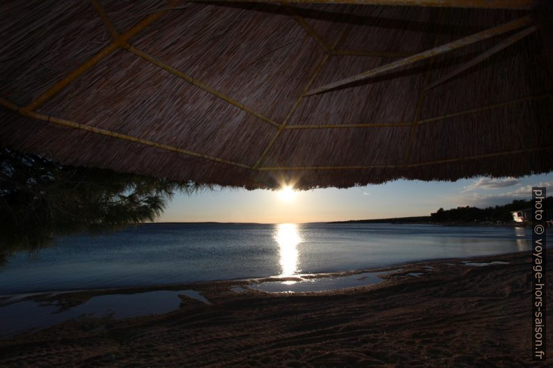 Vue sous le parasol de paille du camping. Photo © André M. Winter