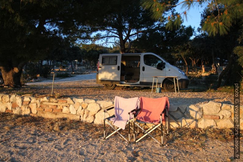 Notre Trafic et notre terrasse pour le coucher du soleil. Photo © Alex Medwedeff