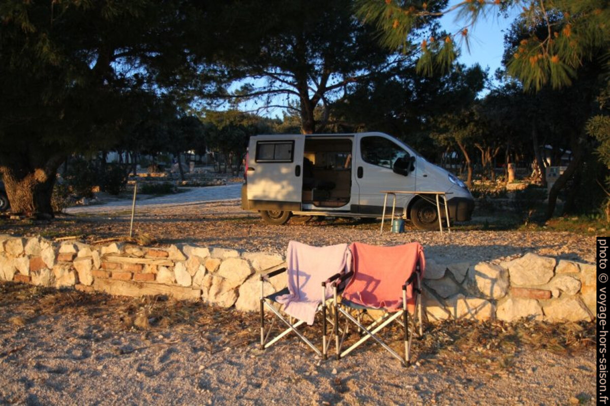 Notre Trafic et notre terrasse pour le coucher du soleil. Photo © Alex Medwedeff