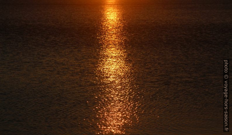 Reflet du coucher du soleil dans l'eau. Photo © André M. Winter