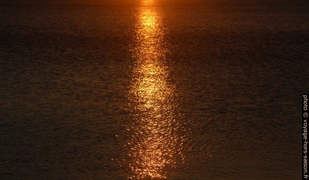 Reflet du coucher du soleil dans l'eau. Photo © André M. Winter