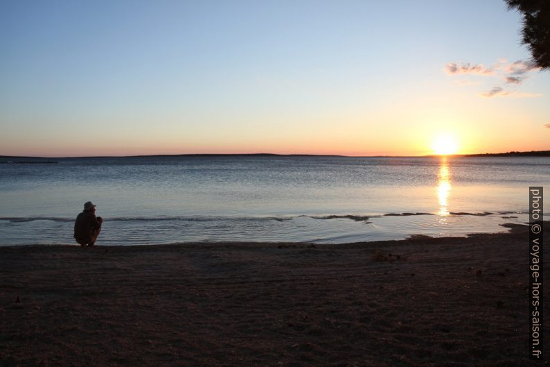 André sur la plage de Šimuni. Photo © Alex Medwedeff