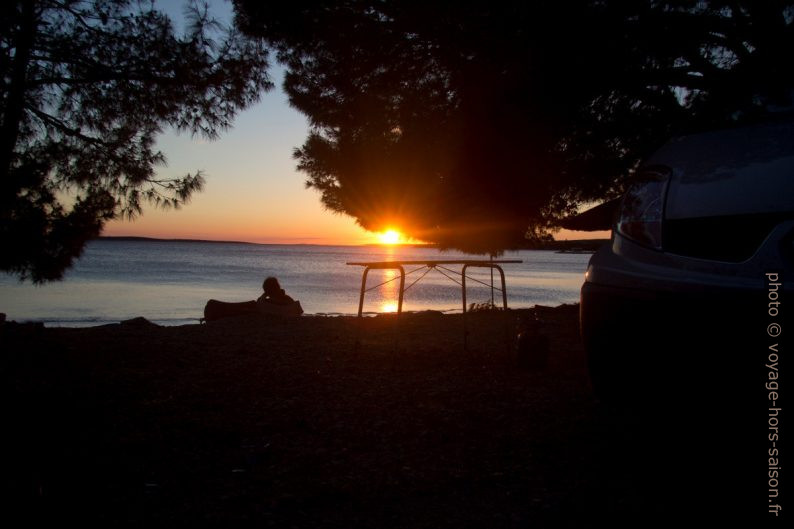 Notre Trafic et la table de camping lors du coucher du soleil. Photo © André M. Winter