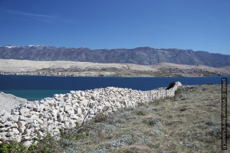 Mur en pierre sèche sur une île dalmate. Photo © Alex Medwedeff