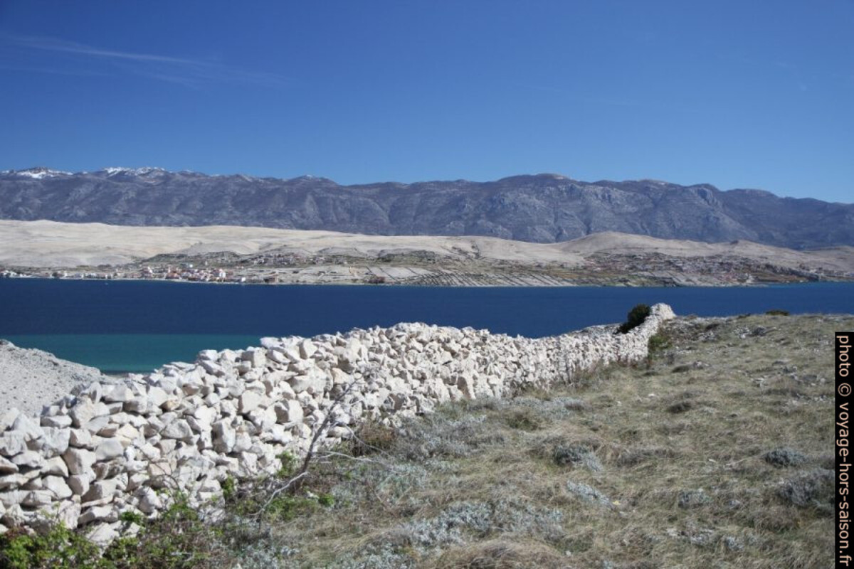 Mur en pierre sèche sur une île dalmate. Photo © Alex Medwedeff