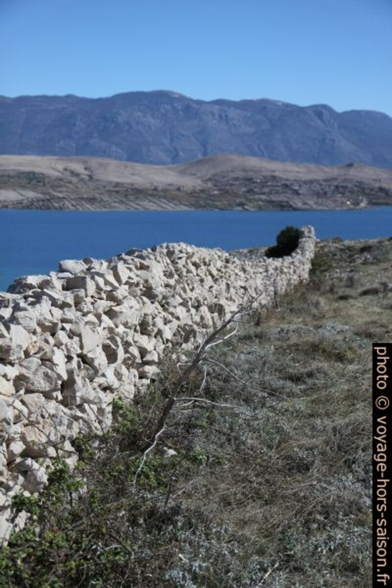 Mur en pierre sèche rectiligne et le Baie de Pag. Photo © Alex Medwedeff