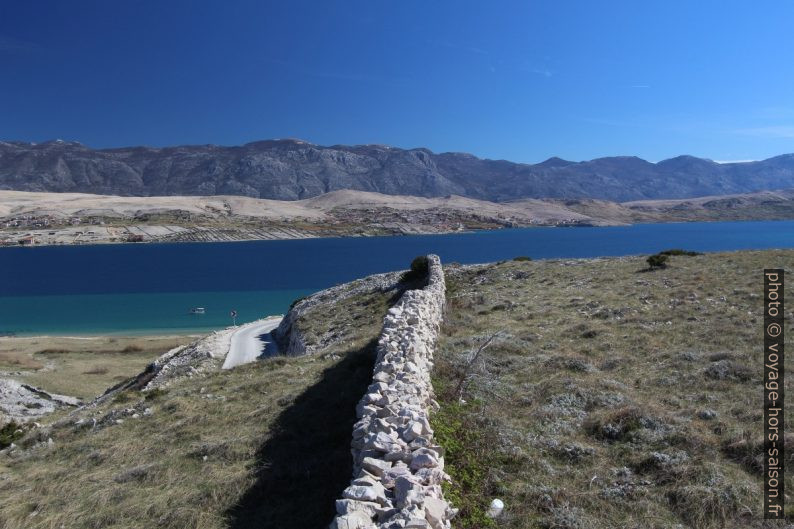 Mur en pierre sèche rectiligne, Golfe de Pag et le Massif de Velebit. Photo © André M. Winter