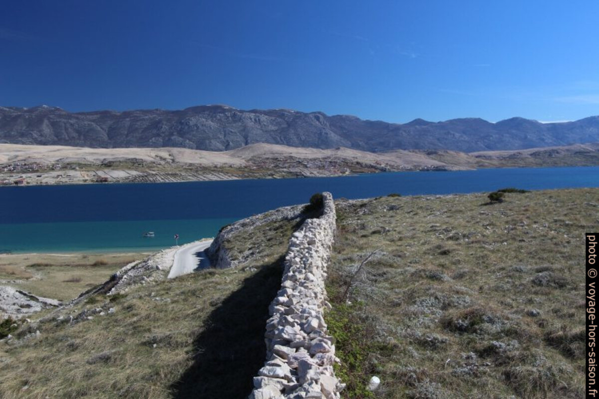 Mur en pierre sèche rectiligne, Golfe de Pag et le Massif de Velebit. Photo © André M. Winter