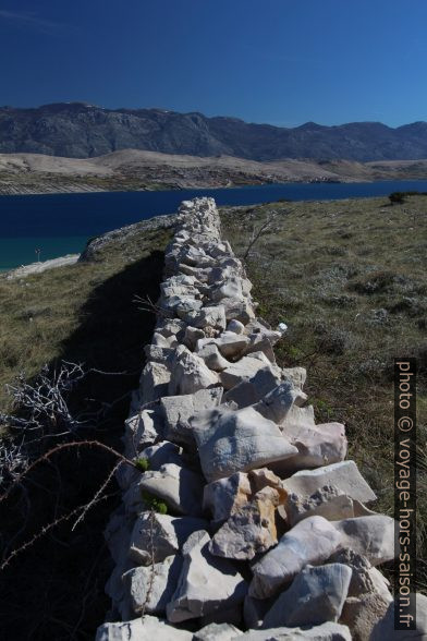 Mur en pierre sèche rectiligne. Photo © André M. Winter