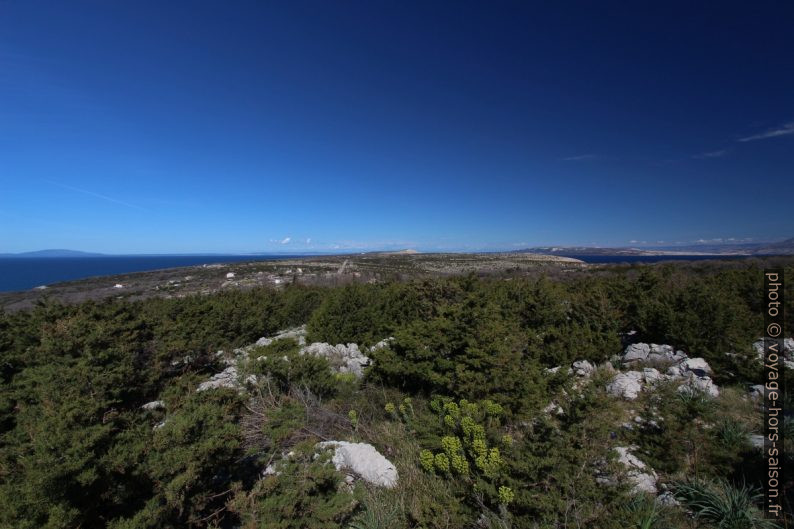 Vue de la crête sur la presqu'île de Lun. Photo © Alex Medwedeff