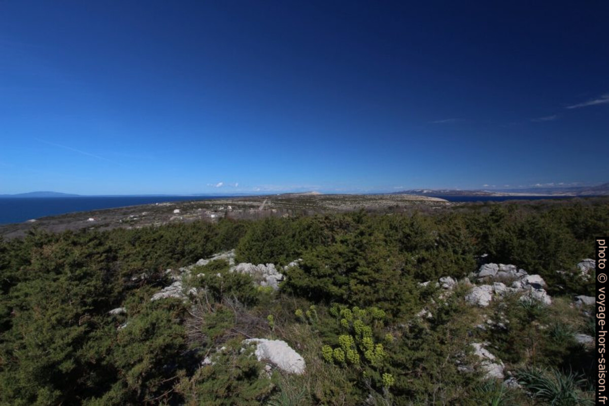 Vue de la crête sur la presqu'île de Lun. Photo © Alex Medwedeff