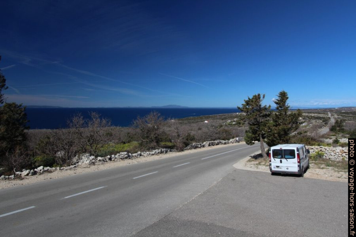 Notre Trafic au bord de la route de la presqu'île de Lun. Photo © André M. Winter