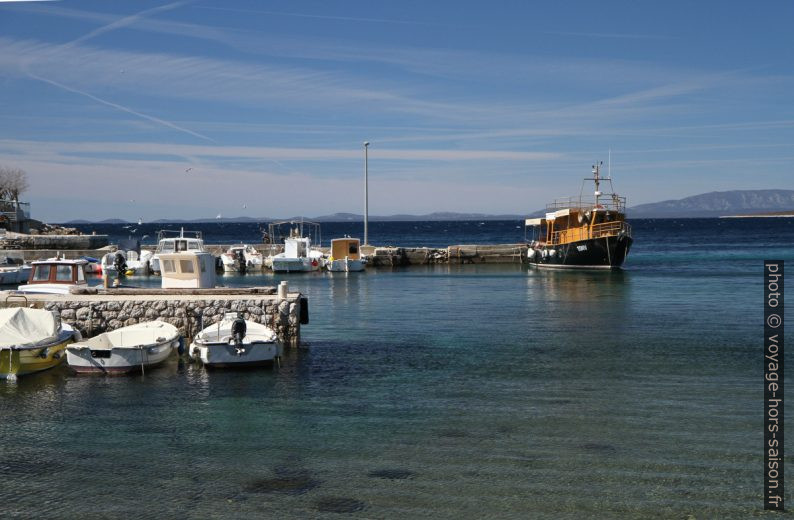 Bateau d'excursion dans le port de Tovarnele. Photo © Alex Medwedeff