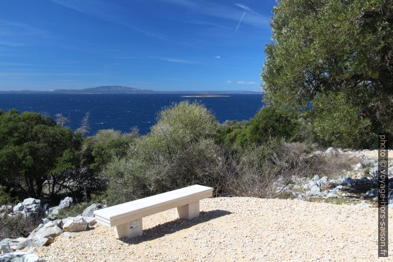 Banc en pierre financé par l'Union Européenne. Photo © André M. Winter