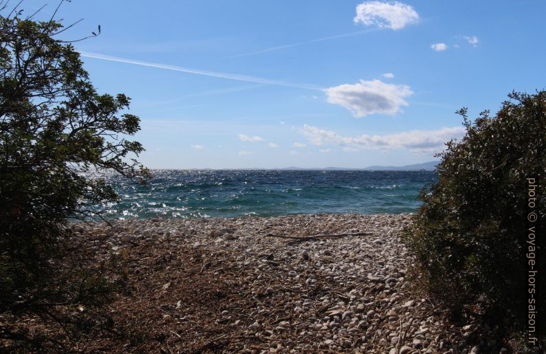 Estuaire du ruisseau sec débouchant dans la Baie Uvala Vadikandija. Photo © André M. Winter