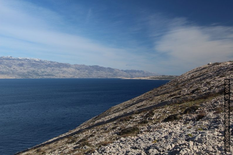 Paški Kanal et le Massif de Velebit. Photo © André M. Winter