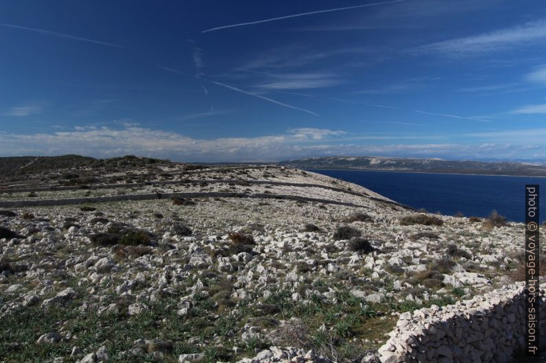 Karst et murs en pierre sur l'Île de Pag. Photo © André M. Winter