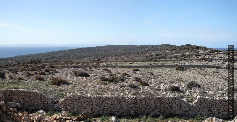 Murs en pierre sèche sur la crête de la presqu'île de Lun. Photo © Alex Medwedeff