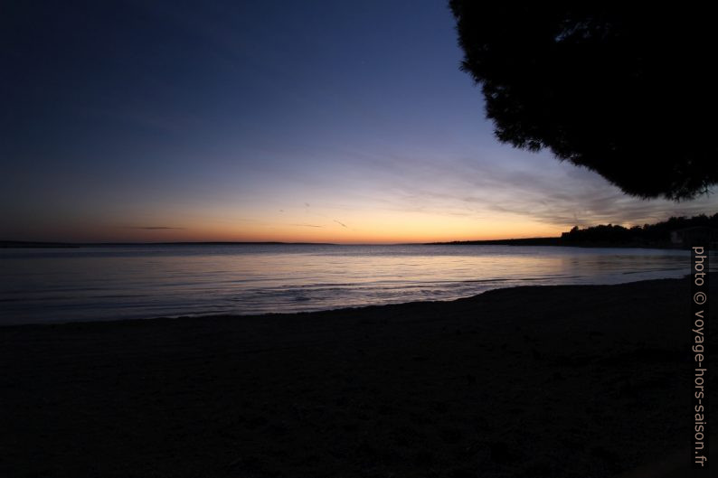 Plage de Šimuni à l'heure bleue. Photo © André M. Winter