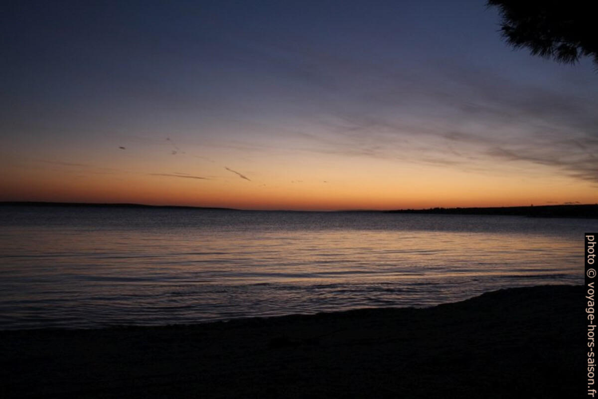 Plage de Šimuni le soir. Photo © André M. Winter