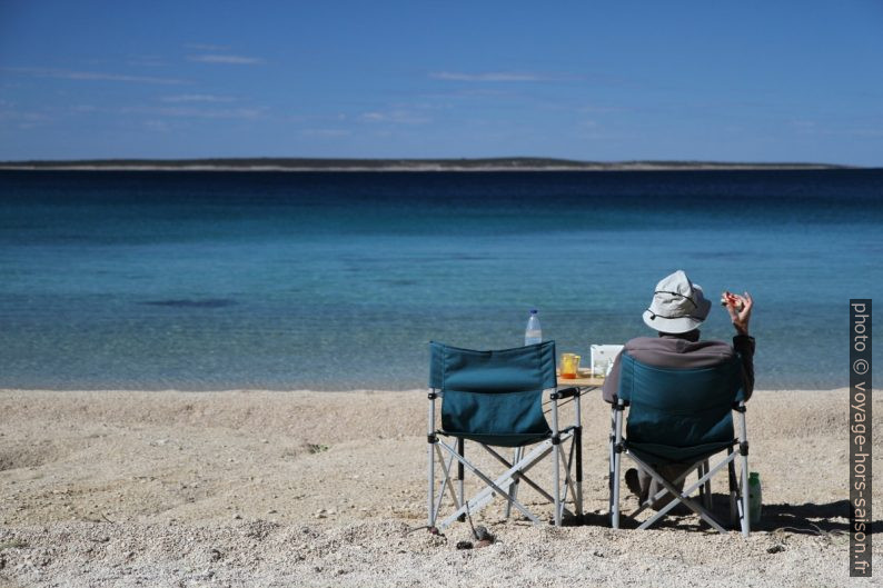 André déjeune sur la plage de Šimuni. Photo © Alex Medwedeff