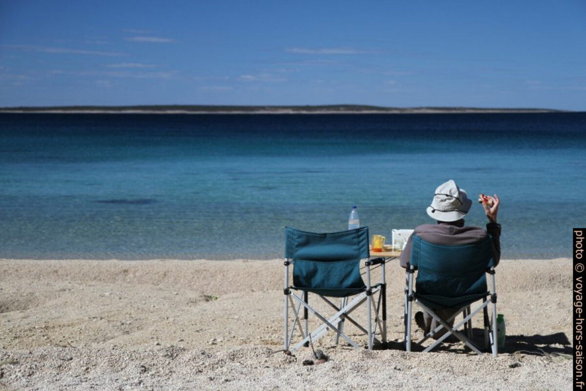 André déjeune sur la plage de Šimuni. Photo © Alex Medwedeff