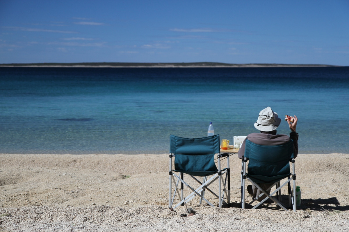 André déjeune sur la plage de Šimuni. Photo © Alex Medwedeff